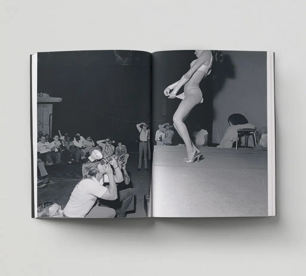 Men Photographing Women in the 70s image 9