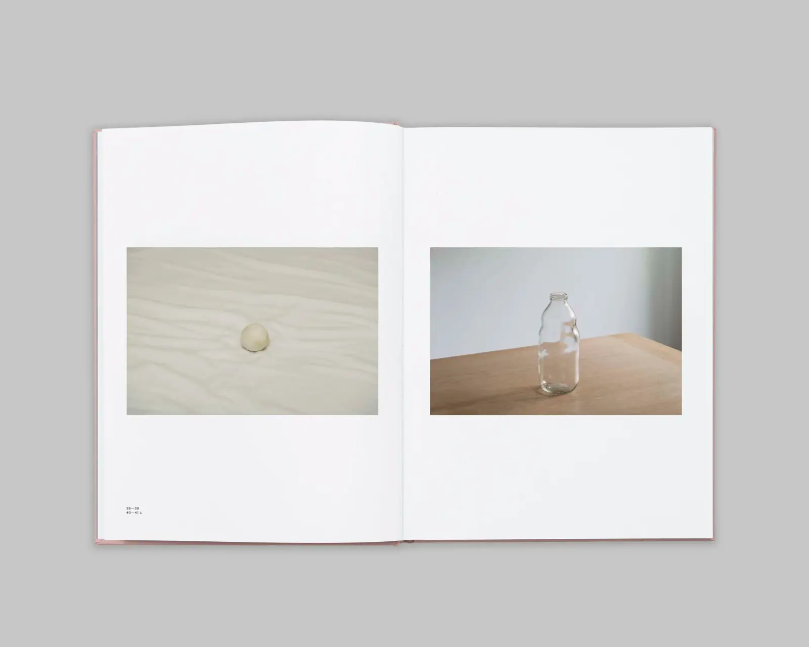 Hvit stol. Mørkt rom. image 3