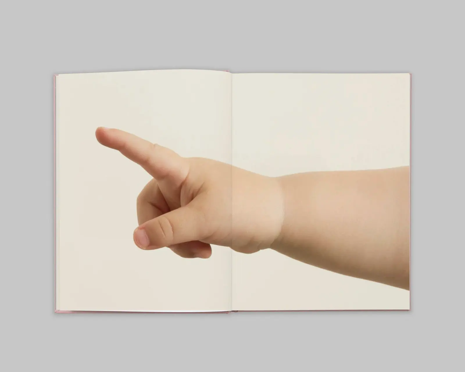 Hvit stol. Mørkt rom. image 4