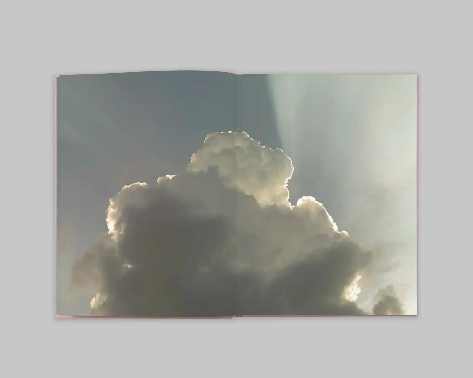 Hvit stol. Mørkt rom. image 6